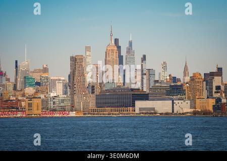 Jersey City, New Jersey, États-Unis – 9 mars 2026 : gros plan de Manhattan avec l'Empire State Building vu depuis le Empty Sky Memorial. Banque D'Images
