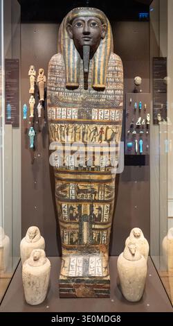 Dijon, France - 8 janvier 24 : sarcophage égyptien décoré exposé dans une vitrine au Musée des Beaux-Arts de Dijon en France. Banque D'Images