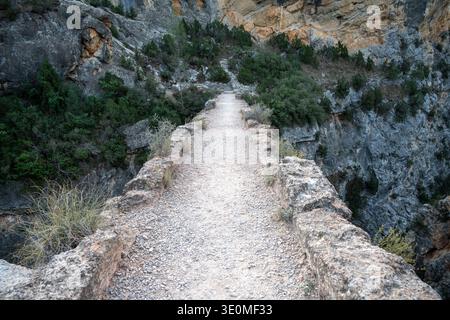 Sentier de randonnée étroit le long du sommet de l'aqueduc romain Peña Cortada près de Calles, Valence, Espagne. Banque D'Images