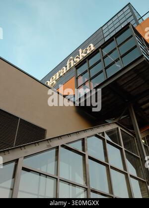 Prise de vue en haut à angle bas extrême du musée Fotografiska Tallinn en verre angulaire et façade en béton contre le ciel bleu Banque D'Images