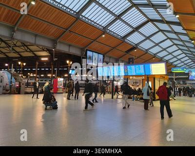 Intérieur de la gare de Paris Saint Lazare pendant l'heure de pointe du matin avec les navetteurs et les panneaux de départ à Paris France Banque D'Images