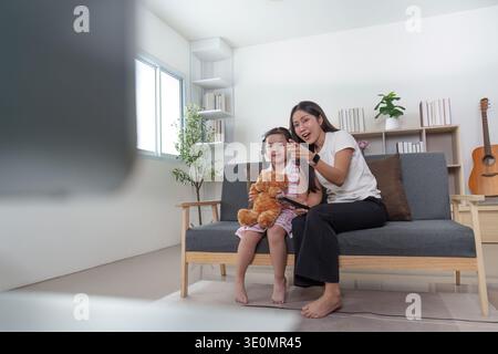 Mère et fille jouant ensemble Banque D'Images
