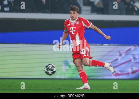 Tom Bischof du FC Bayern München vu en action lors de la manche 2025/26 de l'UEFA Champions League du 16e match de football entre Atalanta BC et FC Bayern Munchen au New Balance Arena de Bergame Banque D'Images
