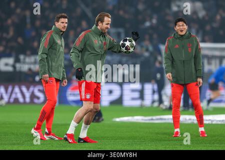 Harry Kane du FC Bayern Munchen s'échauffe lors de la manche 2025/26 de l'UEFA Champions League du 16e match de football entre Atalanta BC et FC Bayern Munchen au New Balance Arena de Bergame Banque D'Images