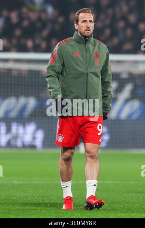 Harry Kane du FC Bayern Munchen se reporte à la ronde 2025/26 de l'UEFA Champions League du 16e match de football entre Atalanta BC et FC Bayern Munchen au New Balance Arena de Bergame Banque D'Images