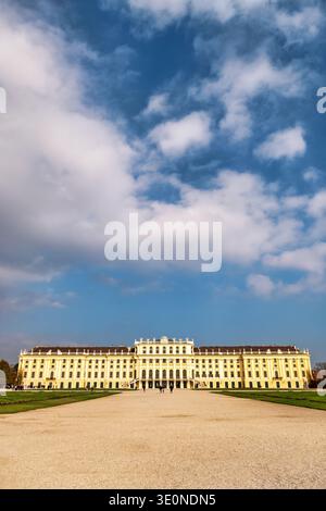 Les touristes explorent le palais et les jardins de Schönbrunn par une journée nuageuse à Vienne, en Autriche. Ce site est une ancienne résidence d'été impériale. Banque D'Images