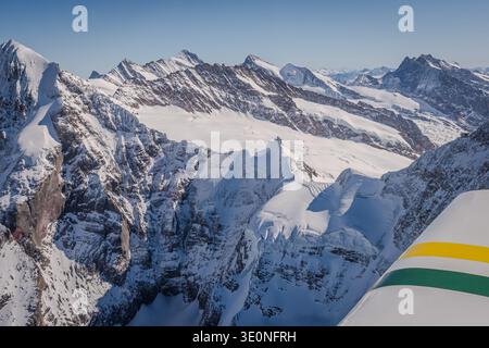 Le Mönch (moine) avec le visage N dans l'ombre. Jungfraujoch, l'observatoire et la gare ferroviaire la plus haute d'Europe, sur la droite. 3/2026 Banque D'Images