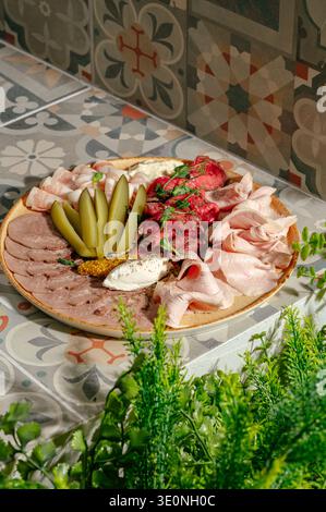 un ensemble de hors-d'œuvre de viande dans un restaurant Banque D'Images