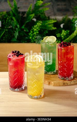 un ensemble de cocktails sans alcool dans un restaurant Banque D'Images