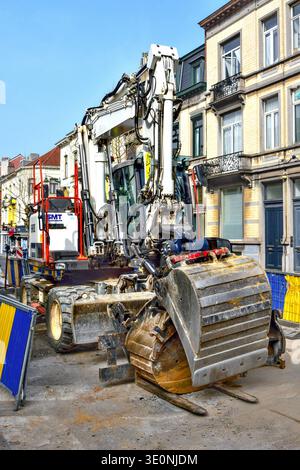 Excavatrice Volvo dans une rue bloquée - Saint-Gilles, Bruxelles, Belgique. Banque D'Images
