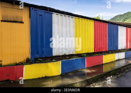 Conteneurs multicolores, Soufrière, Sainte-Lucie Banque D'Images
