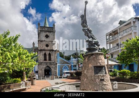 Église catholique romaine et monument de la liberté, place de la Soufrière, Soufrière, Sainte-Lucie Banque D'Images