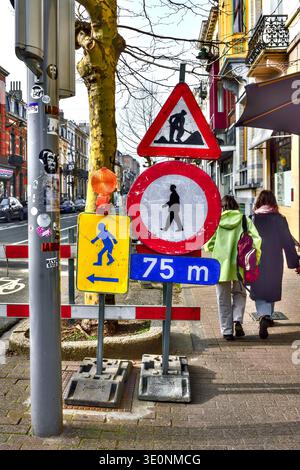 Panneaux de restriction des piétons sur le trottoir pendant les travaux routiers - Saint-Gilles, Bruxelles, Belgique. Banque D'Images