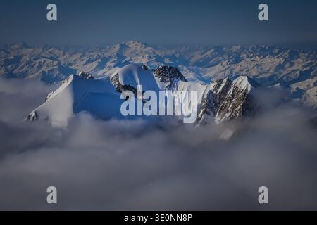 Sommets inférieurs au-dessus d'un brouillard marin lors d'un vol tôt le matin à travers le massif du Mont Blanc. 3/2026 Banque D'Images