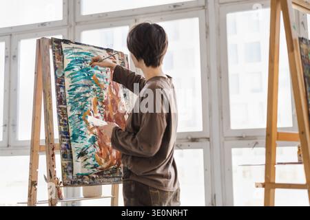 Peinture femme artiste dans son atelier Banque D'Images