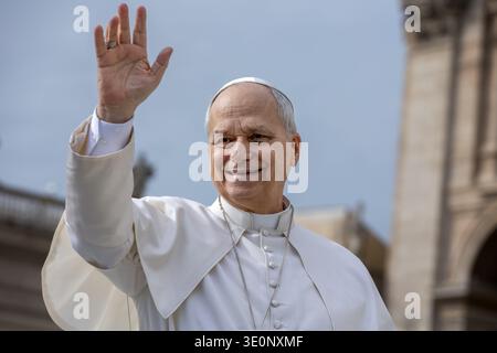 Le pape Léon XIV fait signe à la foule lors d'un événement public à la Cité du Vatican. Le pontife américain salue les fidèles dans la place Pierre. Banque D'Images
