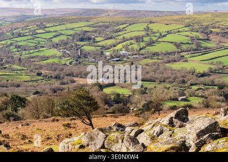 Vue sur la vallée verdoyante avec Widecombe dans le village de Moor de Bell Tor colline sur Bonehill en bas dans le parc national de Dartmoor. Bovey Tracey, Devon. Englan Banque D'Images