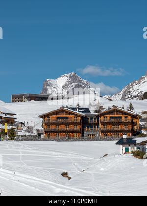 Chalets Lech et Oberlech à côté de pistes damées dans les Alpes autrichiennes Banque D'Images