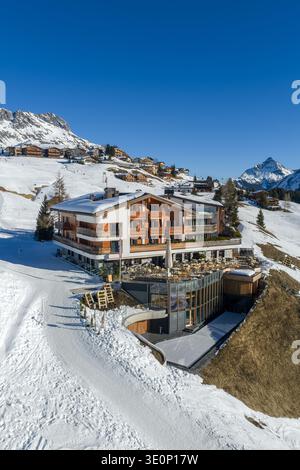 Vue aérienne hivernale du chalet Oberlech à côté des pistes de ski Banque D'Images