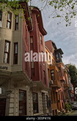 Bâtiments historiques colorés bordant Une rue à Istanbul, présentant une architecture unique. Banque D'Images