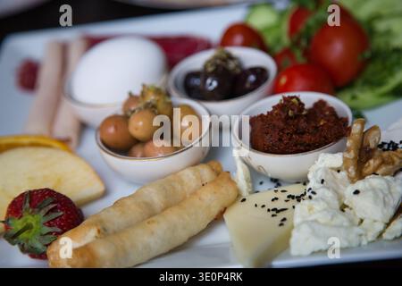 Un petit-déjeuner turc composé de légumes frais, d'olives et de fromages. Banque D'Images