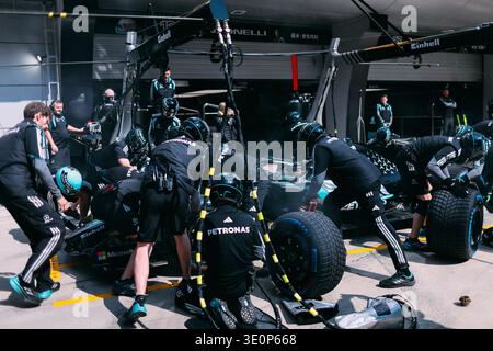 Shanghai, Shanghai, Chine. 13 mars 2026. Le stand d'entraînement de l'équipe de formule 1 Mercedes-AMG Petronas s'arrête à plusieurs reprises dans la voie des stands avant les qualifications de sprint lors du week-end du Grand Prix de Chine de formule 1 sur le circuit international de Shanghai. (Crédit image : © Yichin Hou/ZUMA Press Wire) USAGE ÉDITORIAL SEULEMENT ! Non destiné à UN USAGE commercial ! Banque D'Images