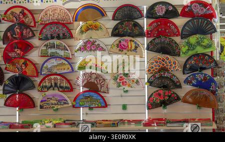 Divers ventilateurs de main colorés avec des motifs traditionnels exposés dans un magasin, Cordoue, Espagne Banque D'Images