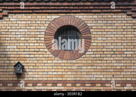 Une fenêtre ronde, également appelée oculus, oeil de boeuf dans un mur de briques, décorée, vieille ville historique de Rottweil, quartier de Rottweil, Bade-Wuerttemberg, allemand Banque D'Images