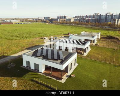 Siauliai, Lituanie, 2024 : les travailleurs de vue aérienne de haut en bas sur la surface de pose de toit se préparent à l'installation de panneaux solaires pour la maison privée. Vert Nouveau hous Banque D'Images