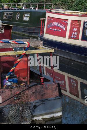 Gros plan des bateaux étroits amarrés sur le canal d'Oxford Jericho Oxford Angleterre Royaume-Uni Banque D'Images