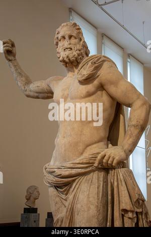 Athènes Grèce 1er février 2026 : le Poséidon de Melos est une statue colossale en marbre de la fin du IIe siècle av. J.-C. exposée dans le Mu archéologique national Banque D'Images