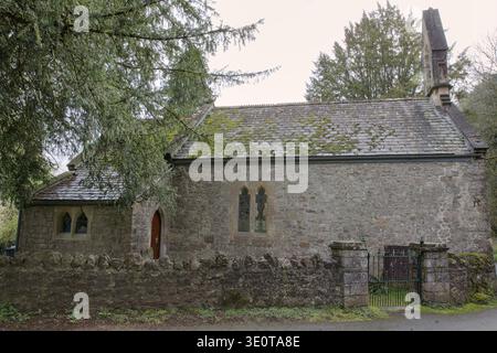 Église St Andoenus, Mounton, Monmouthshire, pays de Galles - une église paroissiale historique en pierre avec toit en ardoise et vitraux dans un cadre rural calme Banque D'Images