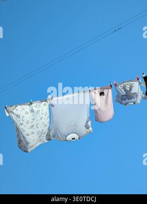 Séchage du linge sur les cordes à linge entre les maisons à Kobuleti Géorgie Banque D'Images