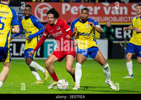 Waalwijk, pays-Bas. 13 mars 2026. WAALWIJK, PAYS-BAS - 13 MARS : Julian Oerip de Jong AZ, Godfried Roemeratoe de RKC Waalwijk se battent pour le ballon lors du match néerlandais Keuken Kampioen Divisie entre RKC Waalwijk et Jong AZ au Mandemakers Stadion le 13 mars 2026 à Waalwijk, pays-Bas. (Photo de Gabriel Calvino Alonso/Orange Pictures) crédit : Orange pics BV/Alamy Live News Banque D'Images