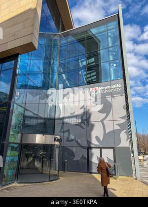 Newcastle, Royaume-Uni. 4 mars 2026. Une femme en manteau brun passe devant le bâtiment de l'Université de Newcastle par une journée ensoleillée. Banque D'Images