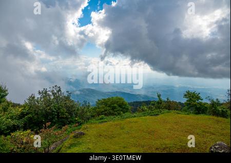 Vue panoramique de la montagne Doi Inthanon dans le nord de la Thaïlande surplombant la vallée luxuriante et le paysage forestier. Pittoresque Highland vista près de la plus haute pe Banque D'Images