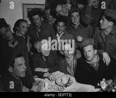M. David Ben Gourion, président de l'Agence juive en Palestine, a célébré la Pâque avec des soldats juifs, à la suite de son message de Pâque diffusé ov Banque D'Images