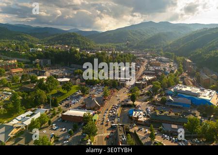 Panorama aérien de Gatlinburg, Tennessee avec rue principale animée remplie de boutiques et d'attractions, tour d'observation et Smoky Mountains National Banque D'Images