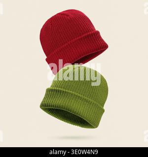 Chapeaux de bonnet tricotés rouges et verts flottant sur fond beige clair. Concept d'accessoires d'hiver chauds modernes, mode saisonnière confortable, Casua coloré Banque D'Images