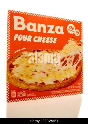 Winneconne, WI - 7 mars 2026 : un paquet de pizza au fromage Banza four sur un fond isolé. Banque D'Images