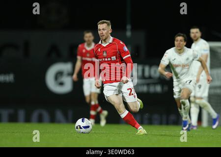 Wrexham, Royaume-Uni. 13 mars 2026. Lewis O'Brien de Wrexham fait une pause. EFL Skybet Championship match, Wrexham v Swansea City au STōK CAE Ras à Wrexham, pays de Galles, vendredi 13 mars 2026. Cette image ne peut être utilisée qu'à des fins éditoriales. Usage éditorial exclusif, .pic par Chris Stading/ crédit : Andrew Orchard sports Photography/Alamy Live News Banque D'Images