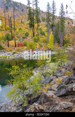 Aire de repos de Nason Creek sur la US-2, à l'ouest de Leavenworth, Washington, États-Unis. Tumwater Canyon est un pittoresque canyon naturel situé dans la chaîne des Cascades, CA Banque D'Images