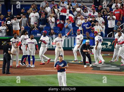 Miami, États-Unis. 13 mars 2026. Les membres de l'équipe de la République dominicaine célèbrent la victoire sur la Corée dans un match raccourci au loanDepot Park à Miami, en Floride, le vendredi 13 mars 2026. Photo de Michael Laughlin/UPI crédit : UPI/Alamy Live News Banque D'Images