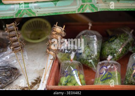 Bangkok Thaïlande 16 janvier 2026. Crabes d'eau douce enfilés sur des bâtons de bambou et exposés à la vente dans un étal de fruits de mer au marché Khlong Toei. Banque D'Images