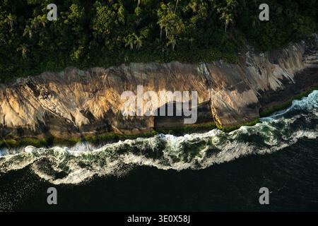Vue aérienne des vagues s'écrasant contre Rocky Coastal Cliff au Brésil Banque D'Images
