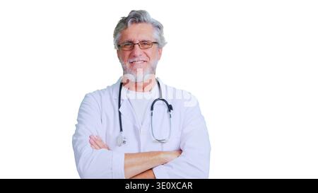 Médecin senior souriant avec les bras croisés, fond transparent Banque D'Images