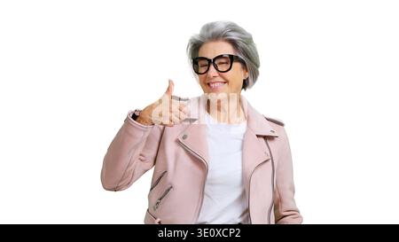 Femme senior souriant, donnant les pouces, montrant l'approbation et le succès Banque D'Images