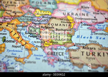 Carte du monde floue mettant en évidence le concept de voyage, de géographie et de localisation globale en Bulgarie Banque D'Images