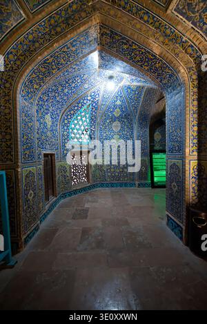 Cette image haute résolution met en valeur l'intérieur à couper le souffle de la mosquée Sheikh Lotfollah, un chef-d'œuvre architectural de l'ère safavide. LOCA Banque D'Images