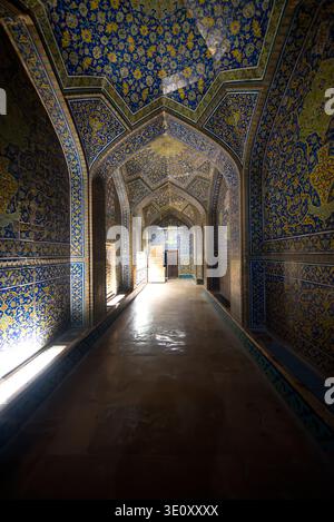 Cette image haute résolution met en valeur l'intérieur à couper le souffle de la mosquée Sheikh Lotfollah, un chef-d'œuvre architectural de l'ère safavide. LOCA Banque D'Images